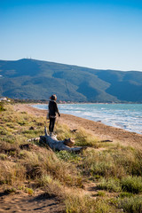 Fototapeta premium Femme sur la plage d'Orbetello en Toscane