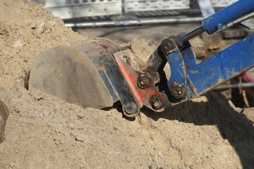 Bagger mit Bagerschaufel auf einer Baustelle
