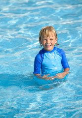 Fototapeta na wymiar Smiling little boy in swimming pool