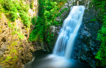 Obraz premium Stimmungsvoller Wasserfall