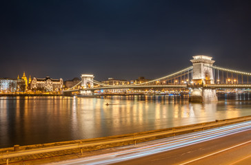 Fototapeta premium Night view of the Szechenyi Chain Bridge in the Bupapest, Hungary.