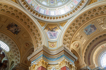 Fototapeta na wymiar Interior of the roman catholic church St. Stephen's Basilica. Budapest