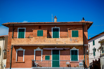 Dans les rues de Porto Ercole en Toscane
