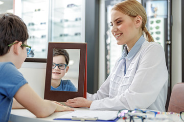 Obraz premium Szczęśliwy spojrzenie uśmiechniętego lekarza