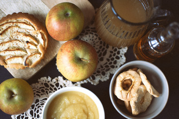 Naklejka na ściany i meble Äpfel, Apfelkuchen, Apfelmus und Apfelsäfte rustikal inszeniert