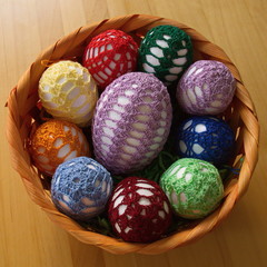 Umgehäckelte Ostereier