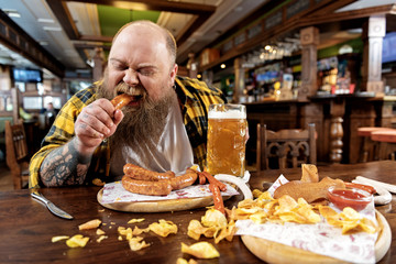 Man eating in a restaurant - obrazy, fototapety, plakaty