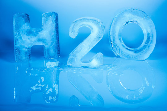 Symbolbild für Wasser mit H2O Schrift aus Buchstaben aus Eis