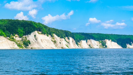 Fototapeta na wymiar Küstenlinie mit den Kreidefelsen - Nationalpark Rügen