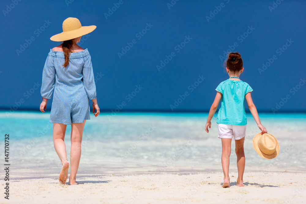 Wall mural Mother and daughter at beach