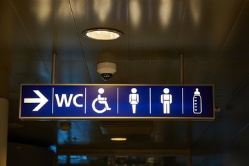 Toilet sign with arrow