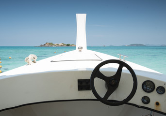 Obraz premium Steering wheel motor boats moored with blue sky sand sun daylight,Thailand.