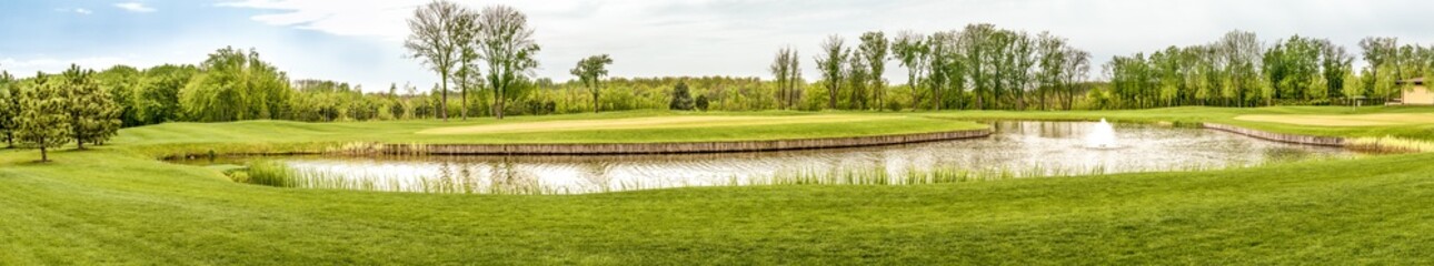 Fototapeta na wymiar Озеро на поле для гольфа в Межигирье под Киевом.