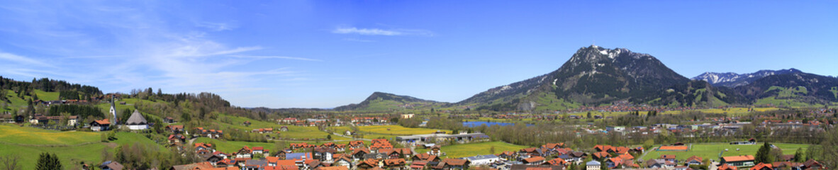 Fototapeta na wymiar Bihlerdorf - Blaichach - Grünten - Iller - Baggersee - Rieden - Frühling - Allgäu - Panorama