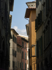 Fototapeta na wymiar Narrow street in the old town of Pisa, Tuscany Italy