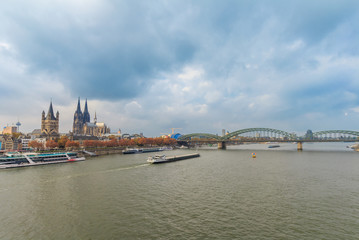 Fototapeta na wymiar Rhine in Cologne with cathedral and ships