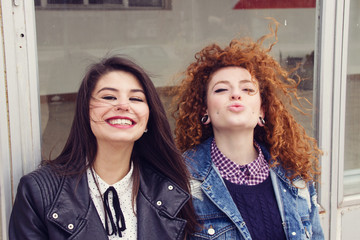 Dos amigas adolescentes divirtiéndose juntas 