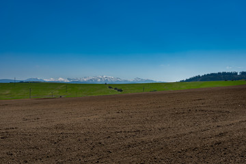 Uprawne pola i wioska Słowacka © BlackMediaHouse