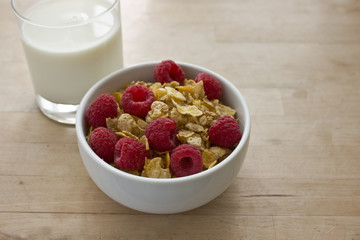 Flakes & Berries with Milk
