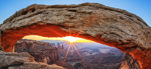 Famous sunrise at Mesa Arch - obrazy, fototapety, plakaty
