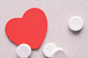 Obraz premium white pills and red heart