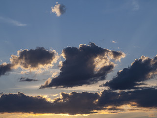 Dunkle Wolken am Abendhimmel in Schweden