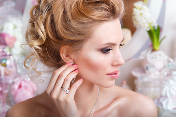 Obraz na płótnie Canvas Wedding. Young Gentle Quiet Bride Looking Away . gorgeous bride with fashion makeup and hairstyle
