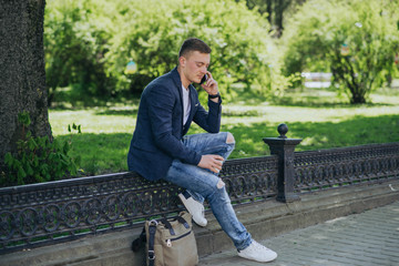 Obraz premium businessman working outdoors