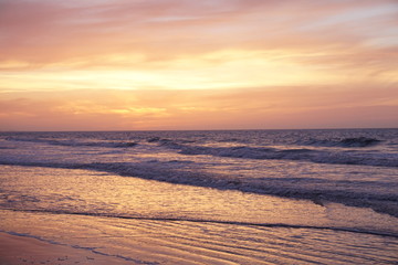 Obraz premium Sunrise view of the Atlantic Ocean at North Myrtle Beach, South Carolina.
