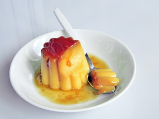 creme caramel. budino pronto da mangiare