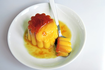 creme caramel. budino pronto da mangiare