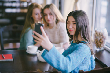 girls in cafe