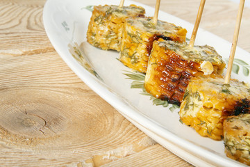 Corn cobs cooked on a grill