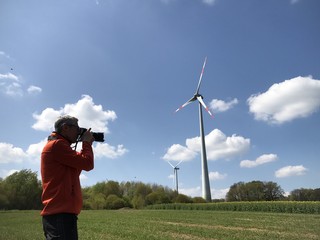 Fotograf bei der Arbeit - hier: Windräder im Frühjahr 