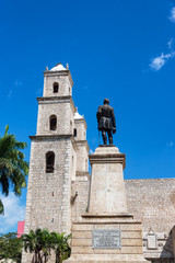 Fototapeta na wymiar Statue and Church in Merida