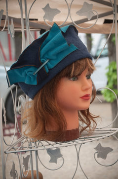 mannequin présentoirs pour chapeau en laine au marché