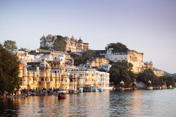 Obraz premium Indian architecture in Udaipur Rajasthan. Panoramic view of Pichola lake