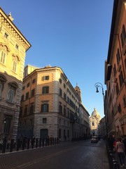 Fototapeta na wymiar Strada di Roma con vista di chiesa