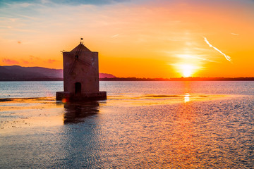 Couché de soleil sur la lagune d'Orbetello en toscane