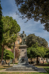 Fototapeta na wymiar Statue für Viktor Emanuel II. in Park in Lecce, Apulien in Italien