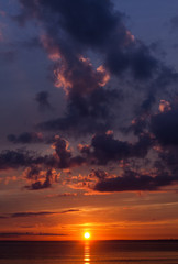 Fototapeta premium Colorful sunset of a cloudy day at sea