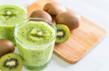 Fototapeta na wymiar Healthy fresh kiwi smoothie in glass