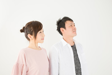 上を見上げる笑顔の男女
