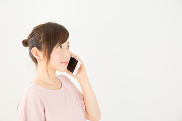 笑顔で電話する女性
