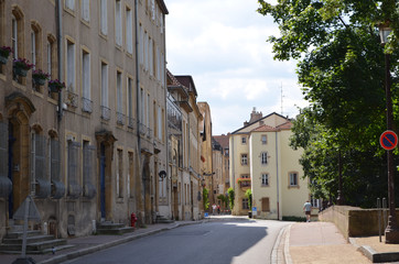 Fototapeta na wymiar Uliczka w Centrum Metz latem/Lane in Metz downtown in summer, Lorraine, France 