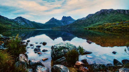 Early Morning Cradle Mountain en Reflection in Dove Lake - een bioscoopoogst