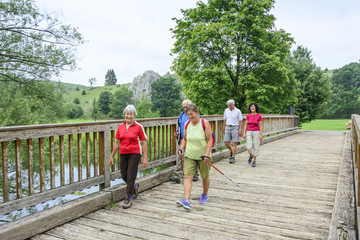 Wandernde Seniorengruppe im Brenztal bei Herbrechtingen