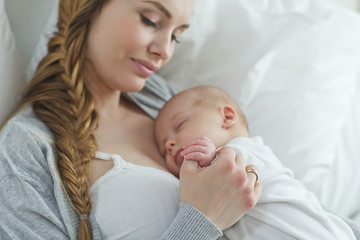 Fototapeta na wymiar Mom with the baby 