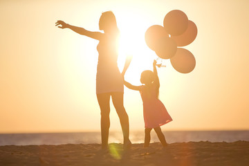 Fototapeta premium Mom with a child by the sea 