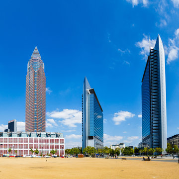 Frankfurt am Main, Messegel&auml;nde. Von links nach rechts: Messeturm, Kastor, Pollux. April 2017.